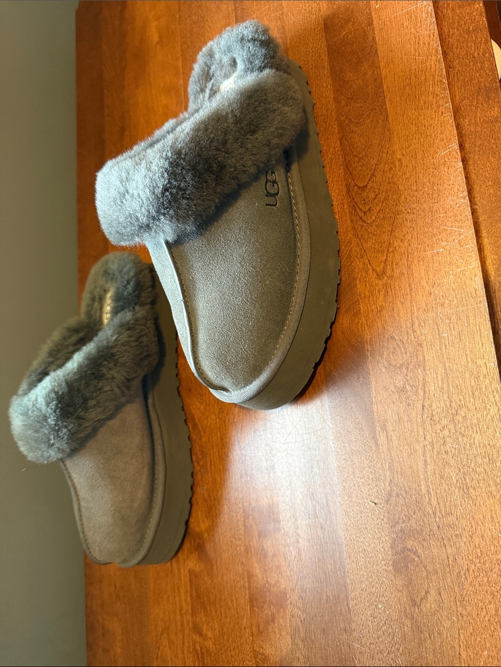 UGG Women’s Gray Plush Shearling Slipper Clog - Picture 5 of 7